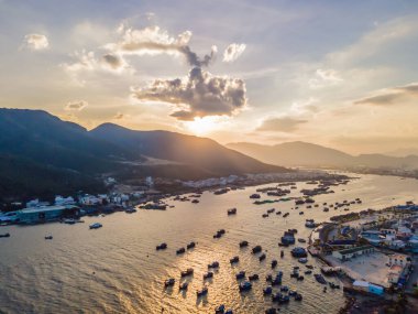 Dağlar, nehir ve şehir Nha Trang, insansız hava aracı manzaralı.