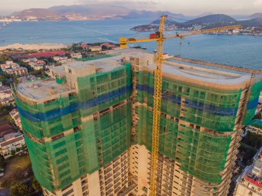 Vinç ve bina yapım aşamasında. İnşaat alanı