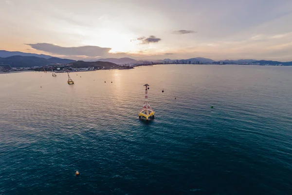 De kabelbaan bij Nha Trang Beach. Luchtfoto van drone — Stockfoto