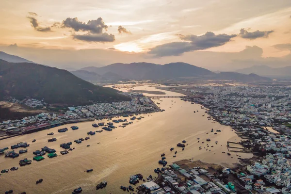 Bergen, rivier en stad Nha Trang, uitzicht vanaf een drone — Stockfoto