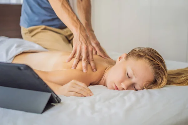 Masaż poprzez szkolenie wideo online. Trening masażu online. Health Wellness Masaż Online Training Concept — Zdjęcie stockowe