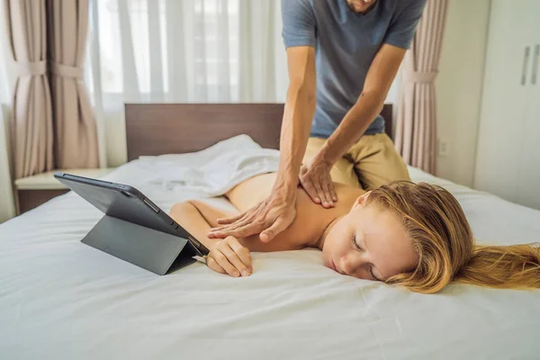 Masaż poprzez szkolenie wideo online. Trening masażu online. Health Wellness Masaż Online Training Concept — Zdjęcie stockowe