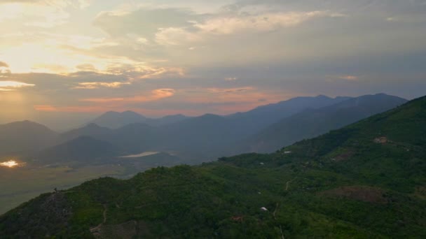 Flygfoto på solnedgången skjuten i en bergig omgivning — Stockvideo