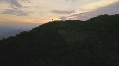 Gün batımında dağlık bir alanda hava manzarası.
