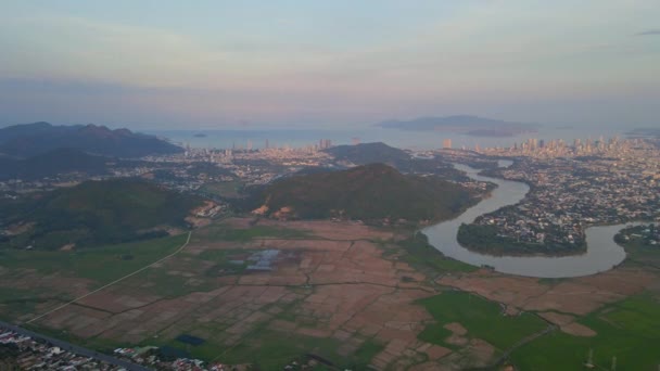 Luchtfoto op de stad Nha Trang genomen vanuit het noordelijke deel van de stad. Prachtige zonsondergang op de stad en rivier — Stockvideo