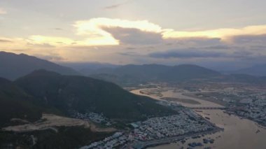 Gün batımında Nha Trang ve nehir üzerindeki hava manzarası. Vietnam 'a seyahat.