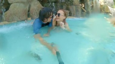 Genç bir çift su tesislerinde iyi tatiller diler. Suni bir şelalenin altında bir spa merkezinde yatıyorlardı.