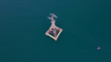 Denizin üzerinde bir teleferiğin yavaş çekim görüntüsü.