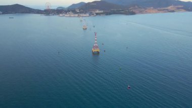 Yavaş çekim yapan bir teleferiğin deniz üzerindeki görüntüsü. Bu teleferik Vininci 'ye ya da adadaki Vinwonders eğlence parkına gidiyor.