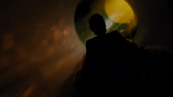 Un jeune homme monte sur un cercle gonflable dans une glissière dans le parc aquatique. Au milieu d'un tube, il tombe d'un cercle et heurte le mur. Blessures dans les parcs aquatiques — Video