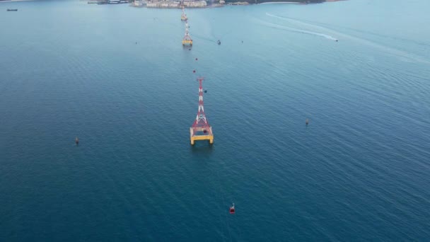 Yavaş çekim yapan bir teleferiğin deniz üzerindeki görüntüsü. Bu teleferik Vininci 'ye ya da adadaki Vinwonders eğlence parkına gidiyor. — Stok video