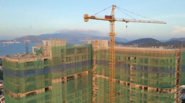 İnşaat alanının tek bir vinçle havadan çekilmiş görüntüsü. Yüksek yapı konsepti
