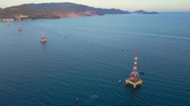 10.09.2020 - Nha Trang, Vietnam: Deniz üzerinde bir teleferiğin yavaş çekim görüntüsü. Bu teleferik Vininci 'ye ya da adadaki Vinwonders eğlence parkına gidiyor.