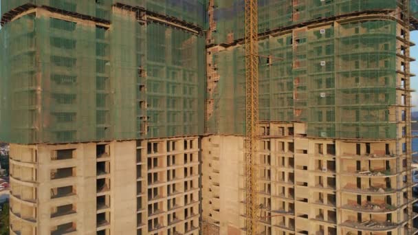 Flygfoto av byggarbetsplatsen med en kran. Koncept för konstruktion av höghus — Stockvideo