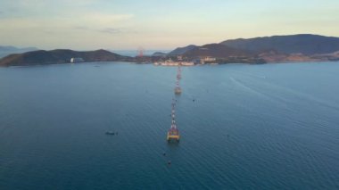 10.09.2020 - Nha Trang, Vietnam: Deniz üzerinde bir teleferiğin yavaş çekim görüntüsü. Bu teleferik Vininci 'ye ya da adadaki Vinwonders eğlence parkına gidiyor.