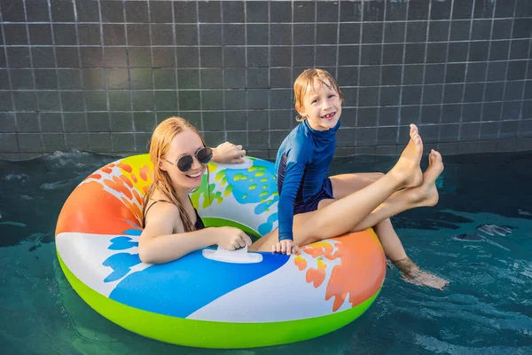 Mama i syn bawcie się dobrze w parku wodnym — Zdjęcie stockowe