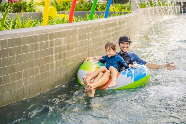 Far och son på vattenrutschbana i vattenparken — Stockfoto