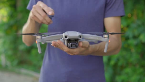 05.09.2020 - Phuket, Thajsko: Muž vypne DJI Mavic Air 2 dron — Stock video