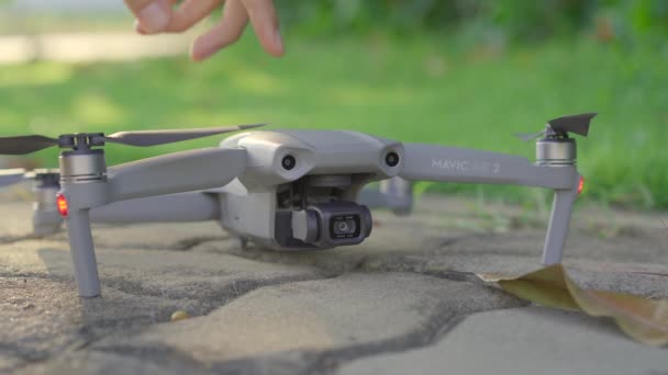 05.09.2020 - Phuket, Thaïlande : Un homme éteint le drone DJI Mavic Air 2 — Video