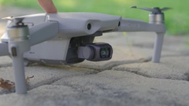 05.09.2020 - Phuket, Tayland: Bir adam DJI Mavic Air 2 insansız hava aracını çalıştırdı