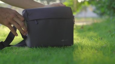 05.09.2020 - Phuket, Tayland: Bir adam DJI Mavic Air 2 insansız hava aracını bir çantadan çıkardı