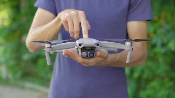 05.09.2020 - Phuket, Thaïlande : Un homme allume le drone Dji Mavic Air 2 — Video