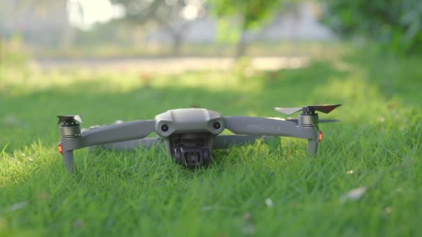 05.09.2020 - Phuket, Thailand: Ein Mann schaltet eine DJI Mavic Air 2 Drohne im Gras ein und nimmt sie aus dem Schuss — Stockvideo