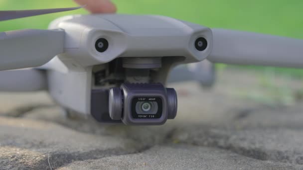 Tiro de perto. Um homem vira-se contra um drone. Fotografia aérea ou conceito de videografia — Vídeo de Stock