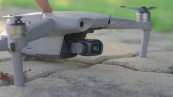 05.09.2020 -プーケット,タイ: DJI Mavic Air 2ドローンをオンにする男 — ストック動画