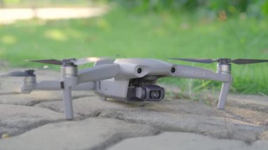 05.09.2020 - Phuket, Tayland: Bir adam bir DJI Mavic Air 2 insansız hava aracının pilini değiştirip çalıştırdı