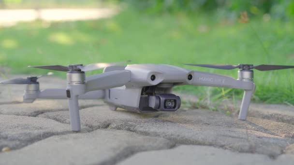 05.09.2020 - Пхукет, Таїланд: Людина замінює батарею на дроні DJI Mavic Air 2 і вмикає його — стокове відео