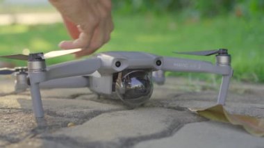 05.09.2020 - Phuket, Tayland: Bir adam DJI Mavic Air 2 insansız hava aracını açıyor ve çalıştırıyor