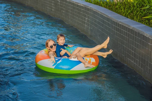Mãe e filho se divertir no parque aquático — Fotografia de Stock