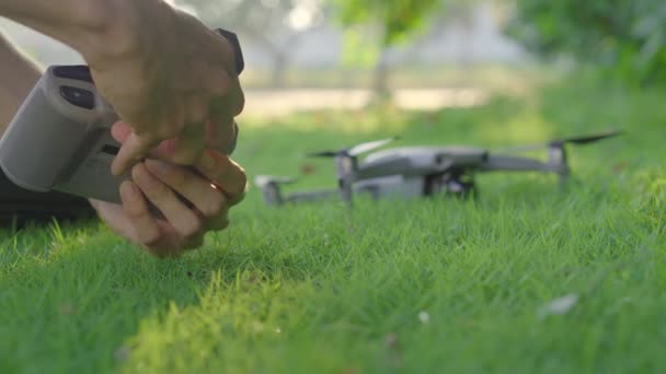 Seorang pria menyiapkan drone dan bersiap-siap untuk terbang. Fotografi udara atau konsep videografi — Stok Video