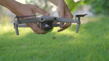 05.09.2020 - Phuket, Tayland: Bir adam DJI Mavic Air 2 insansız hava aracını açıyor ve çalıştırıyor