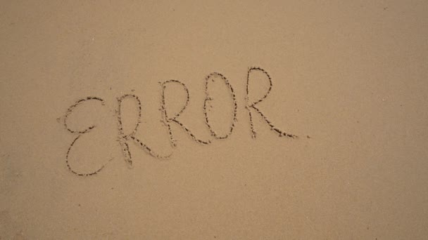 Disparo en cámara lenta. Un ERROR de letras en la arena está siendo arrastrado por el mar. Concepto de cambios en la vida. Los errores son temporales — Vídeos de Stock