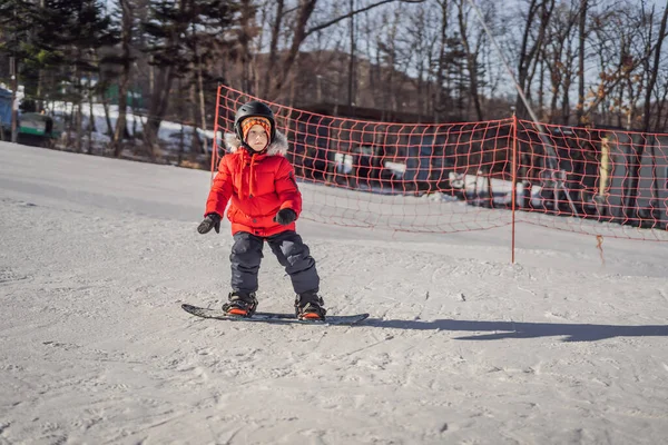 Petit garçon mignon snowboard. Activités pour les enfants en hiver. Sport d'hiver pour enfants. Mode de vie — Photo