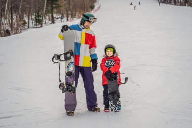 Snowboard eğitmeni bir çocuğa snowboard yapmayı öğretiyor. Kışın çocuklar için etkinlikler. Çocuklar kış sporu. Yaşam biçimi