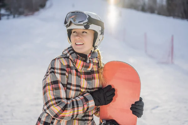 Femme snowboarder par une journée ensoleillée d'hiver dans une station de ski — Photo