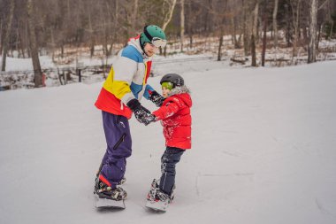 Snowboard eğitmeni bir çocuğa snowboard yapmayı öğretiyor. Kışın çocuklar için etkinlikler. Çocuklar kış sporu. Yaşam biçimi