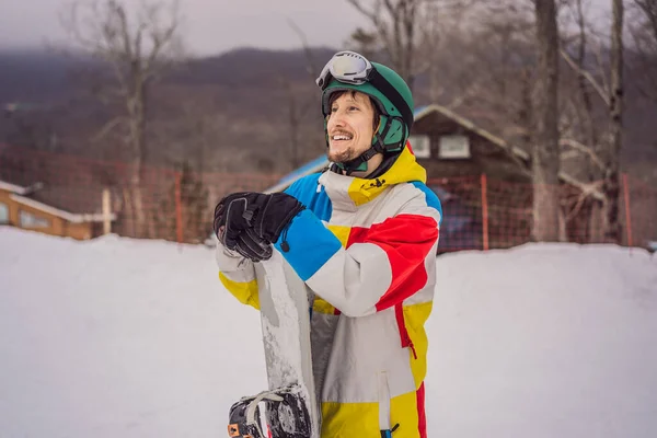 Male snowboarder at a ski resort in winter — Stock Photo, Image