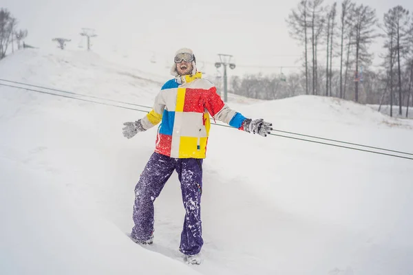 Bir adam kar atıyor ve kışın tadını çıkarıyor, dışarıda. — Stok fotoğraf