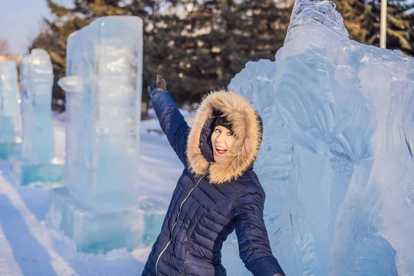 Krásná usmívající se mladá žena mezi ledem v zimě venku. Zimní koncept — Stock fotografie