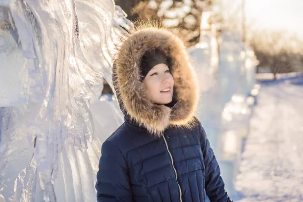 Beautiful smiling young woman among the ice in wintertime outdoor. Winter concept — Stock Photo, Image