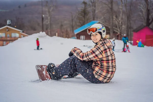 Mulher snowboarder em um dia ensolarado de inverno em uma estância de esqui — Fotografia de Stock