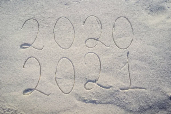 Надписи на снегу 2020 2021 года. 2020 год закончился и его 2021 год — стоковое фото