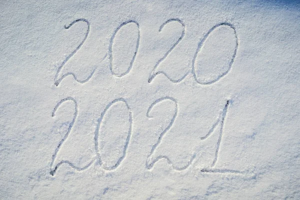 Inscrições na neve 2020 2021. 2020 terminou e seu 2021 — Fotografia de Stock