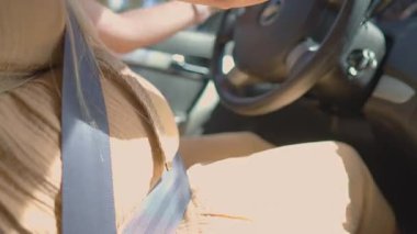 Kadın araba kullanırken karnının büyük bir kısmını kapatıyoruz. Doğumda bağımsızlığın, hareketliliğin ve kendine güvenin sembolü. Hamilelik süresince aktif annelik ve günlük yaşam