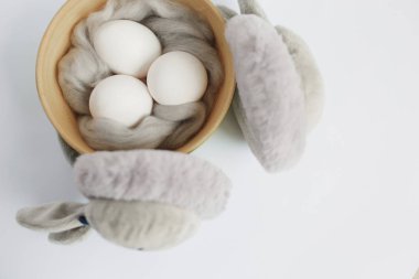 Paskalya. Bir kasede yumurta. Gümüş. Bokeh