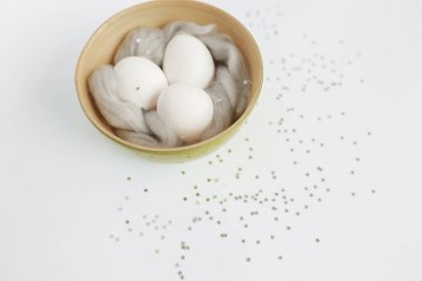 Paskalya. Bir kasede yumurta. Gümüş. Bokeh